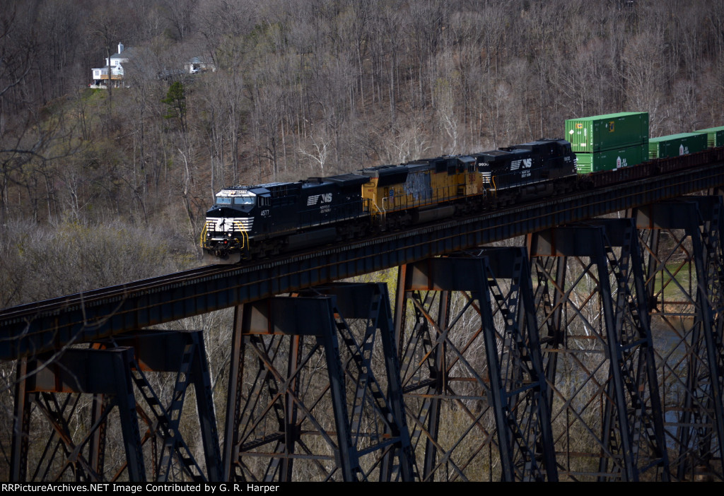 NS 4577 leads NS train 25A across the James River trestle